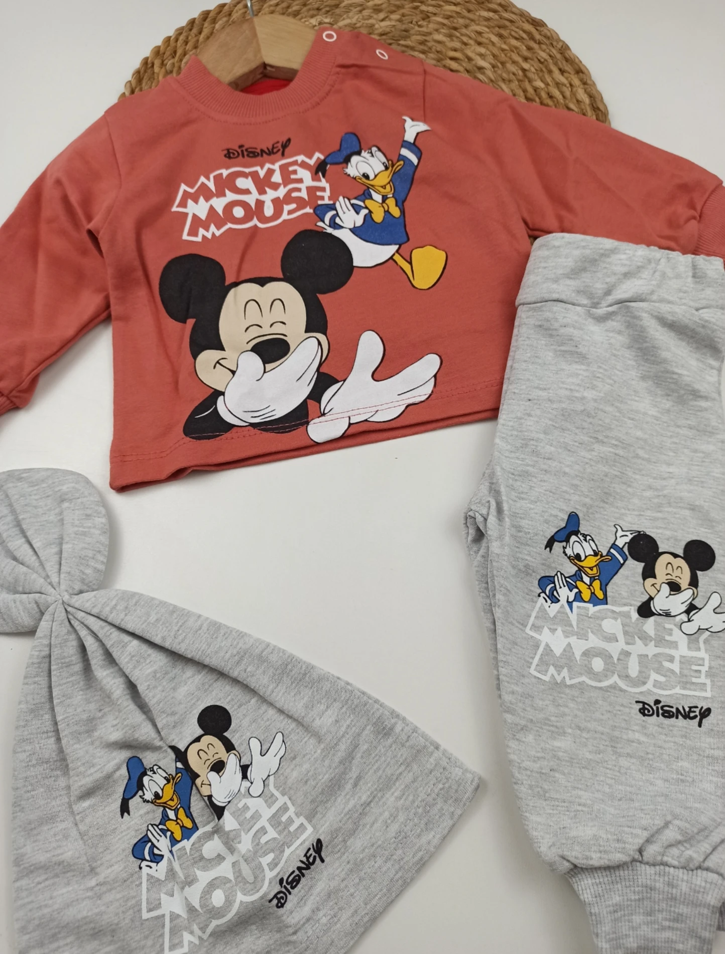 Bebek 9-24 Ay Mickey ve Arkadaşları Baskılı 3 lü Takım Şapka lı Kiremit