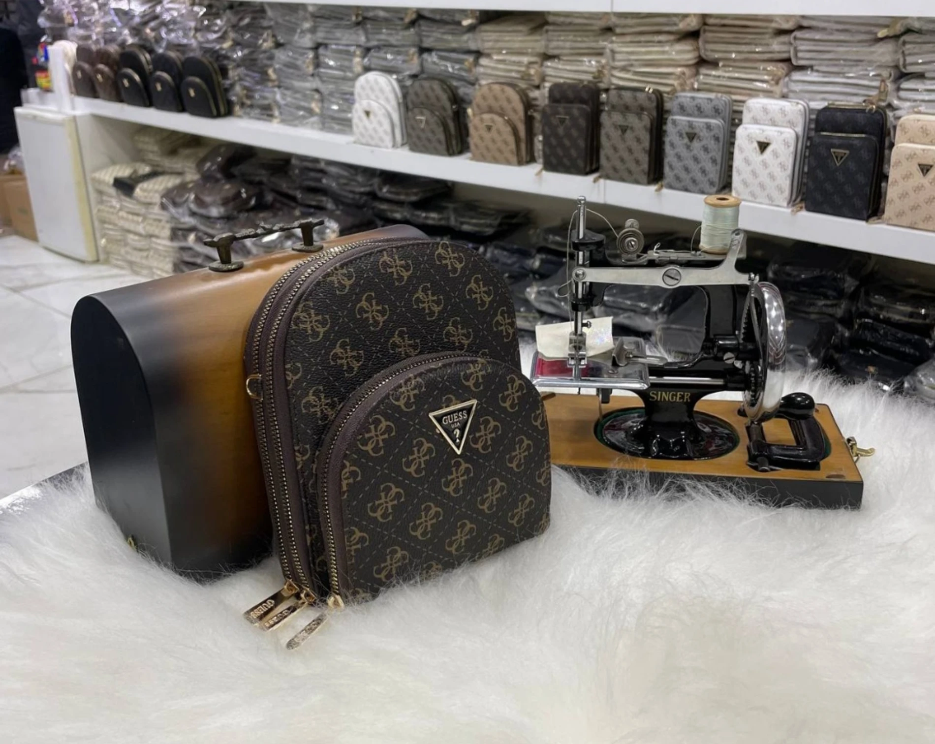 Guess 3 Gözlü Askılı Çapraz Çanta