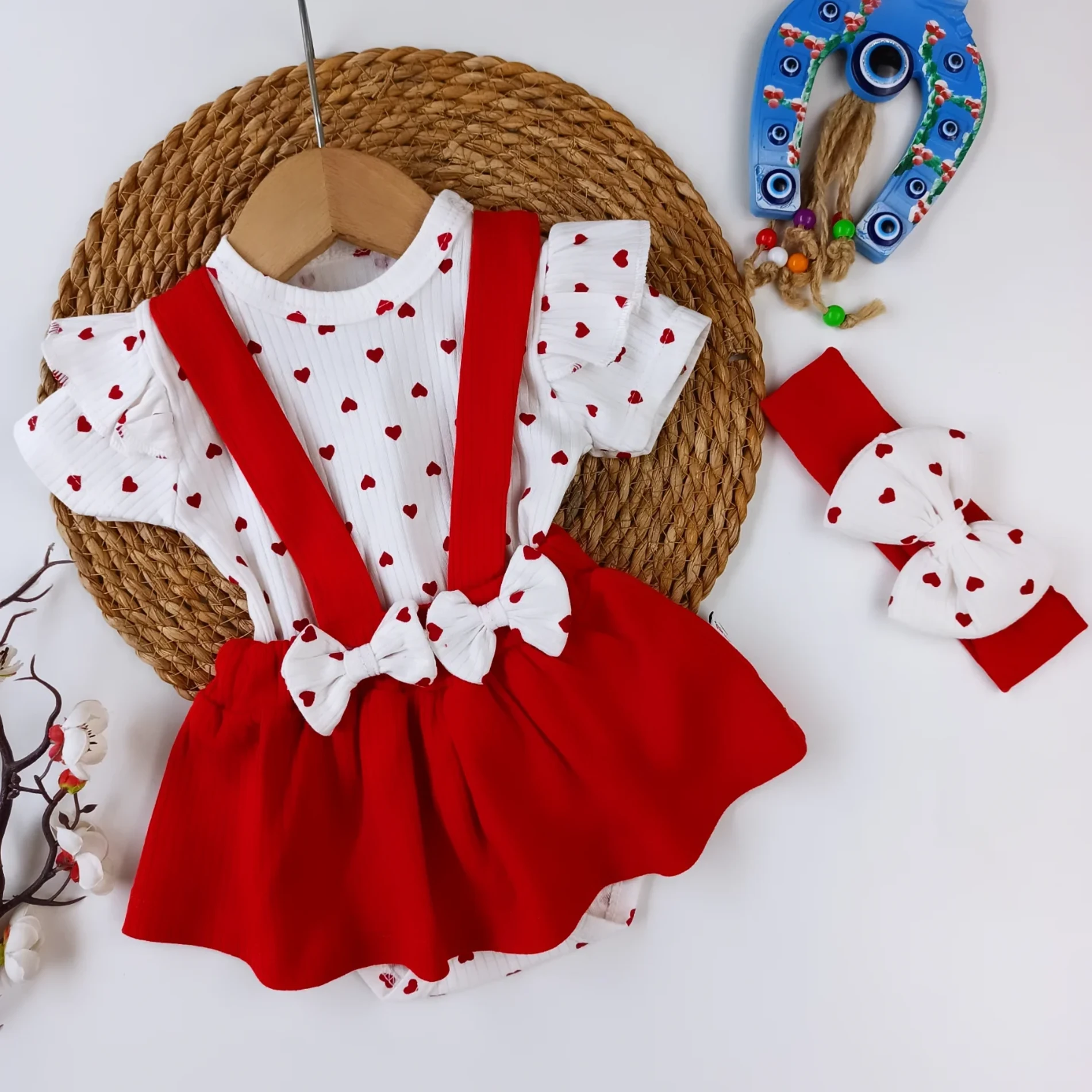 Bebek 3-12 ay Kalp Baskılı %100 Pamuk Fiyonk Detaylı Fırfırlı Zıbınlı Bodyli Bandanalı 3’lü Set