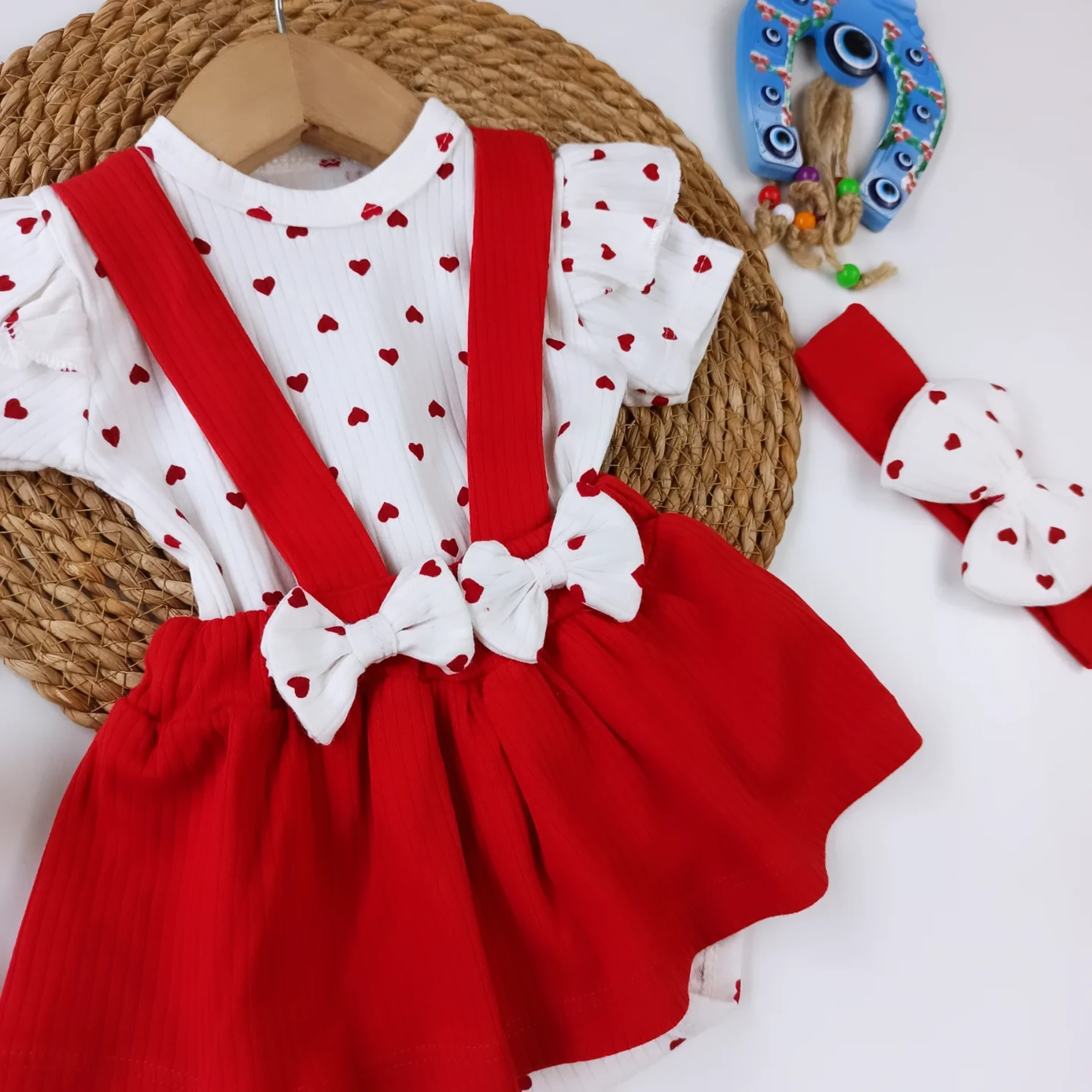 Bebek 3-12 ay Kalp Baskılı %100 Pamuk Fiyonk Detaylı Fırfırlı Zıbınlı Bodyli Bandanalı 3’lü Set